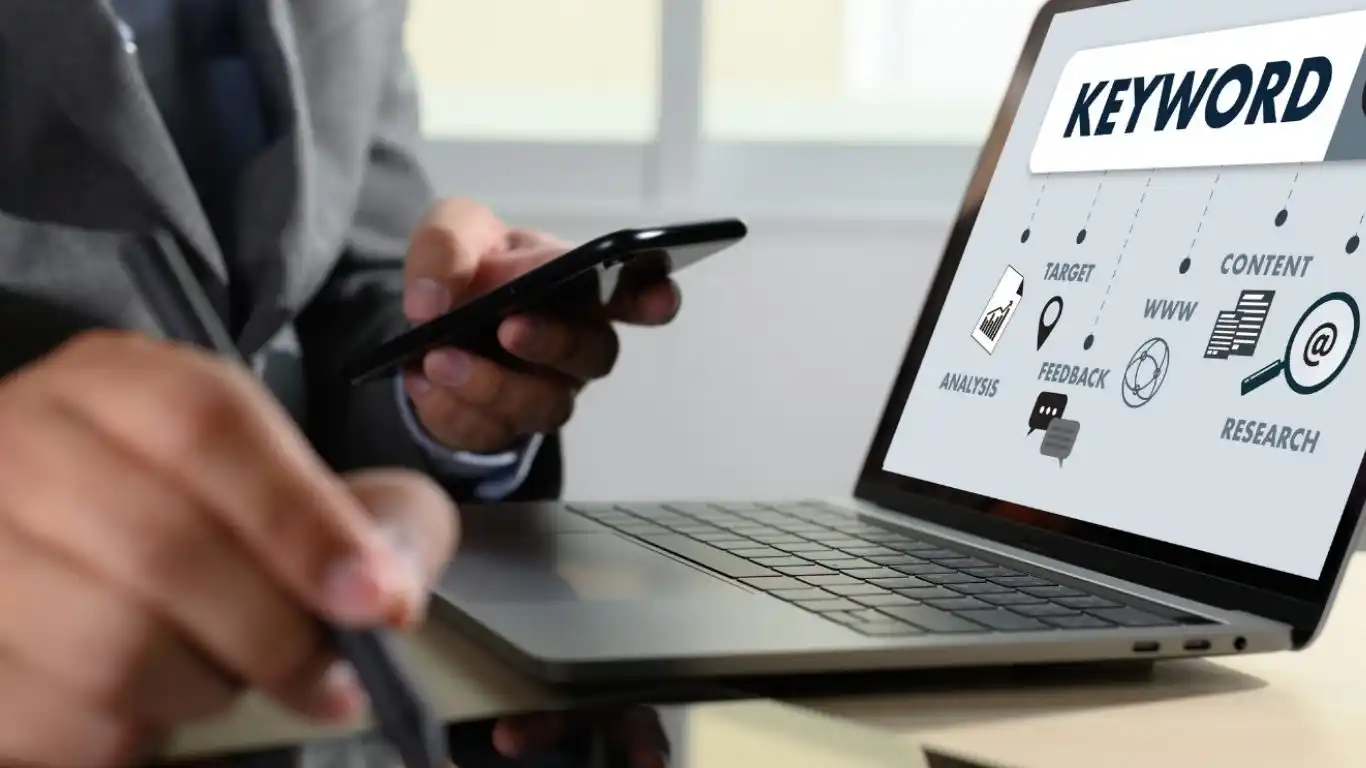 การเลือก Keyword ใน Google Ads โดยเปรียบเทียบระหว่าง Keyword กว้างและ Keyword แบบเจาะจง (Long-tail) เพื่อเพิ่มความแม่นยำในการเข้าถึงลูกค้าและเพิ่มโอกาสในการขาย