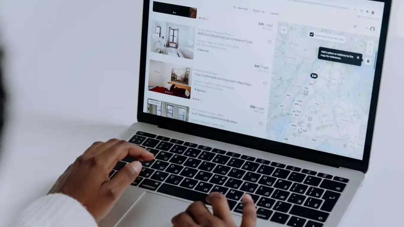 การใช้ Google Ads ร่วมกับกลยุทธ์อื่น คือการผสานโฆษณา Google Ads กับการตลาดรูปแบบอื่น เช่น SEO หรือโซเชียลมีเดีย เพื่อเพิ่มการมองเห็น เข้าถึงกลุ่มเป้าหมายได้มากขึ้น และช่วยให้การตลาดมีประสิทธิภาพยิ่งขึ้น