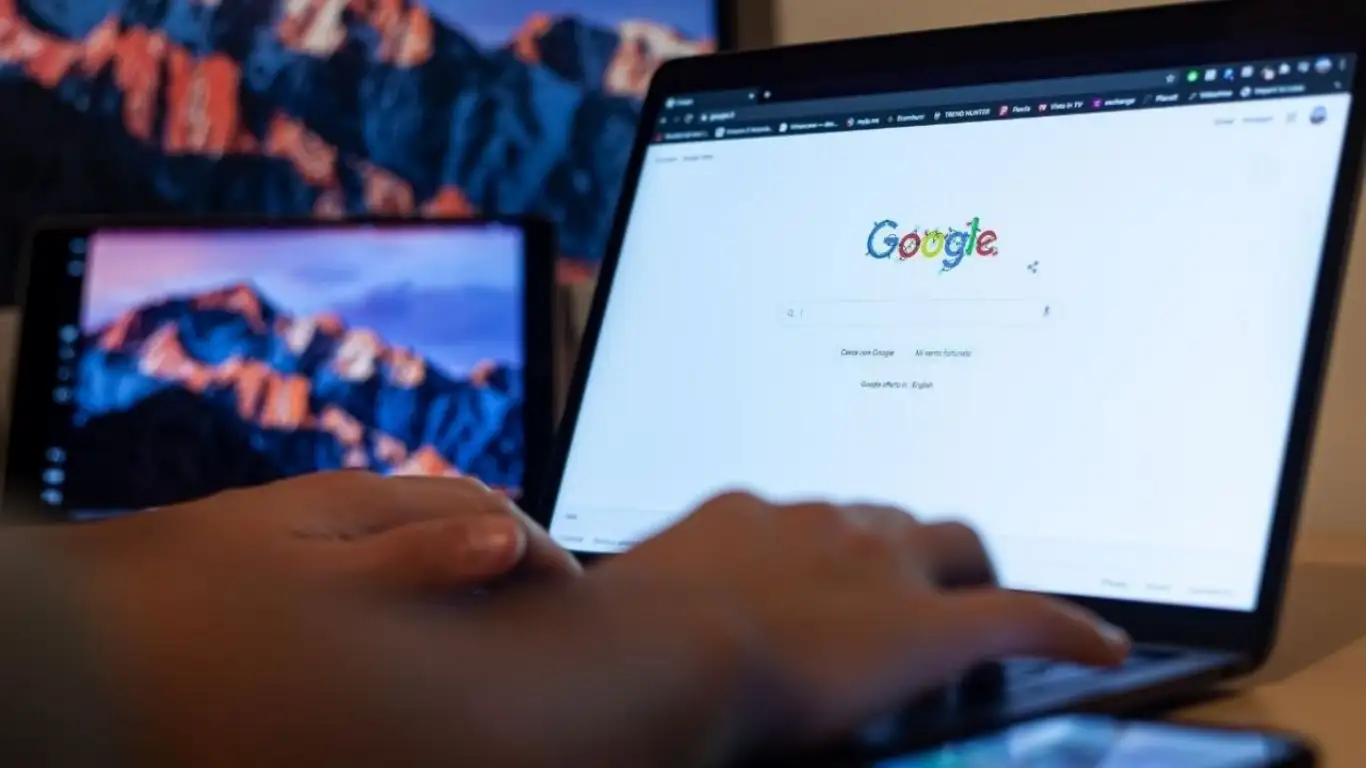 การค้นหาชื่อโดเมนบน Google เพื่อหาไอเดียตั้งชื่อเว็บไซต์ที่เหมาะกับธุรกิจออนไลน์ ช่วยสร้างความน่าเชื่อถือ รองรับการทำ SEO และเพิ่มโอกาสในการติดอันดับการค้นหา