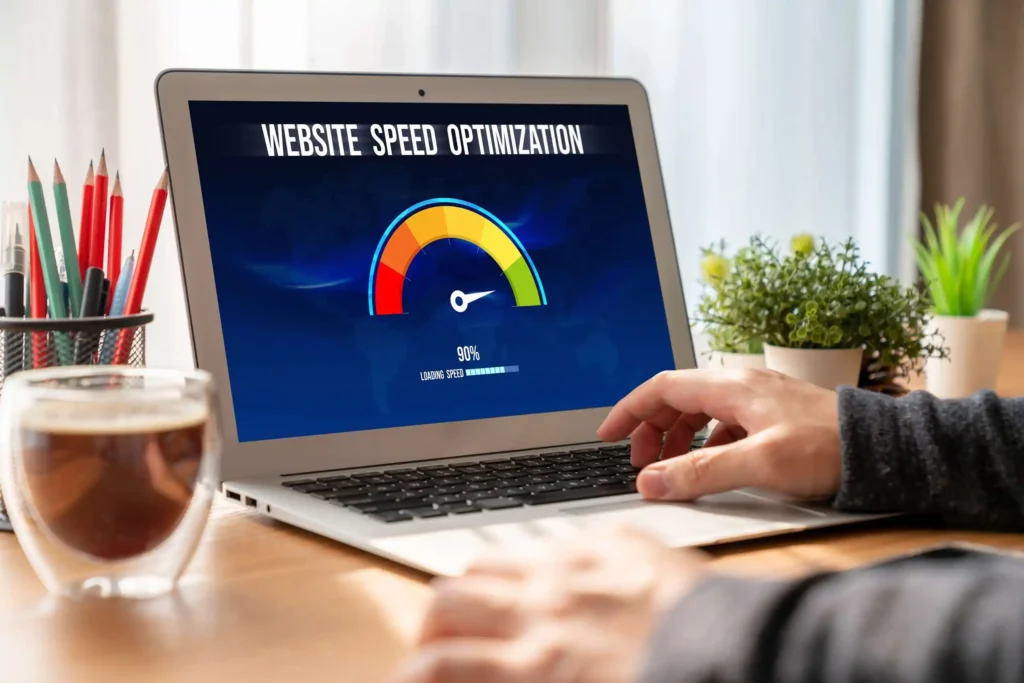 แล็ปท็อปแสดงหน้าจอ Website Speed Optimization พร้อมมาตรวัดความเร็วโหลดเว็บไซต์ สื่อถึงการปรับความเร็วเว็บ การพัฒนาเว็บไซต์ และการทำ Technical SEO